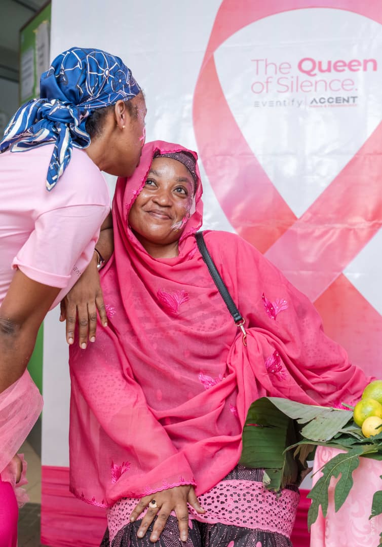 Moment d'affection et de solidarité pour une patiente